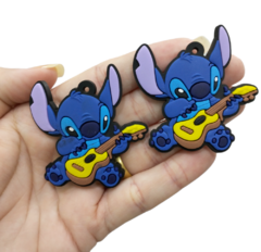 Pingente de Stitch Com Violão Emborrachado (par)