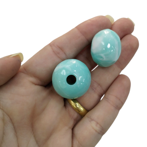 Bola de Resina Facetada Verde Claro Mesclado 18x22 ( par)