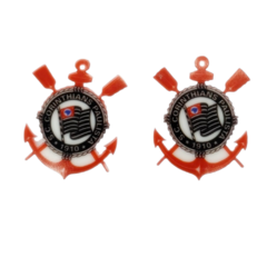 Aplique acrílico do time Corinthians com detalhes em vermelho e preto, medindo 3 cm.
