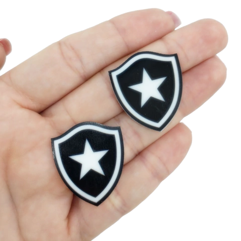 Aplique acrílico em formato de escudo do Botafogo, medindo 3 cm