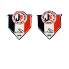 Aplique acrílico do Joinville Esporte Clube com o escudo em preto, vermelho e branco, destacando o ano de 1976.