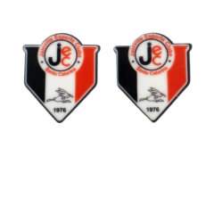 Aplique acrílico do Joinville Esporte Clube com o escudo em preto, vermelho e branco, destacando o ano de 1976.