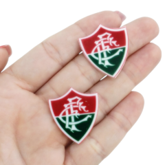 Aplique acrílico em formato de escudo do Fluminense, medindo 3cm
