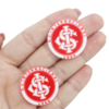 Aplique acrílico em formato redondo com o logo do S.C. Internacional, medindo 3 cm
