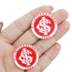 Aplique acrílico em formato redondo com o logo do S.C. Internacional, medindo 3 cm
