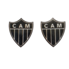 Aplique acrílico do Atlético Mineiro com formato de escudo, medindo 3 cm.
