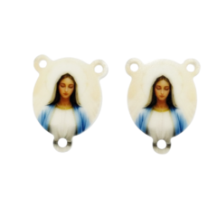 Entremeio em acrílico com a imagem da Santíssima Virgem Maria, apresentando detalhes em azul e branco.