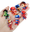 Conjunto de apliques de super-heróis em miniatura, incluindo Hulk, Flash, Batman, Superman, Iron Man, Capitão América e Homem-Aranha.