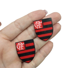 Aplique acrílico em formato de escudo do Flamengo, com listras vermelhas e pretas