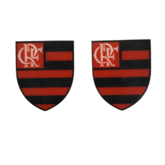 Aplique acrílico de 3cm com o escudo do Flamengo, apresentando listras vermelhas e pretas.