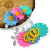 Arranjo de feltro com flores coloridas em tons de azul, rosa e amarelo 