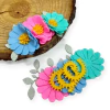 Arranjo de feltro com flores coloridas em tons de azul, rosa e amarelo 