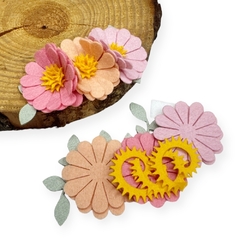 Kit de arranjo de flores de feltro nas cores rosa e amarelo, com detalhes em folhas verdes