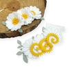 Arranjo de feltro com margaridas brancas e detalhes amarelos