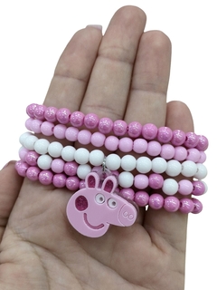 Conjunto de miçangas coloridas nas cores rosa e branco com um pingente da personagem Peppa Pig, 