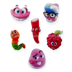 Aplique Balas Fini Acrílico com personagens coloridos, incluindo um sorriso, uma minhoca, um geladinho e uma frutinha.