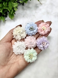 Aplique de flores delicadas em várias cores, com pistilo