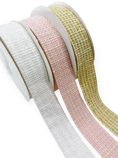 Três rolos de fita tweed chenile em cores branca, rosa e dourada, cada um com 3 metros de comprimento.