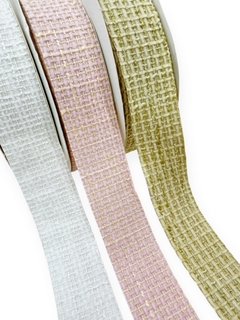 Três rolos de fita tweed chenile em cores branca, rosa e dourada, cada um com 3 metros de comprimento.