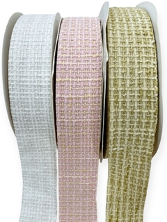 Três rolos de fita tweed chenile em cores branca, rosa e dourada, cada um com 3 metros de comprimento.
