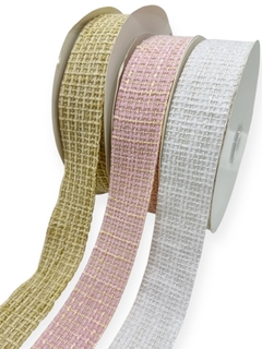 Três rolos de fita tweed chenile em cores branca, rosa e dourada, cada um com 3 metros de comprimento.