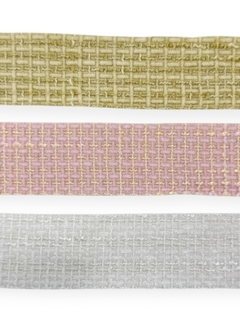 Três rolos de fita tweed chenile em cores branca, rosa e dourada, cada um com 3 metros de comprimento.