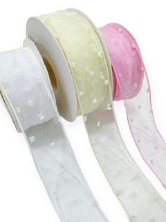 Fita organza com pompom nas cores branca, amarela e rosa.