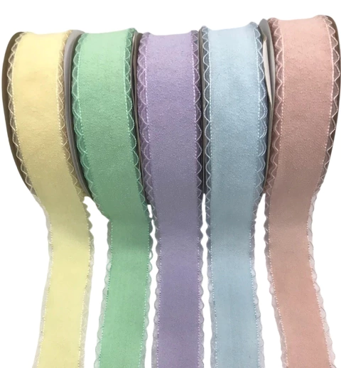 Rolos de fita organza babado em cores pastel amarelo, verde, lilás, azul e rosa, cada um com 38mm de largura.
