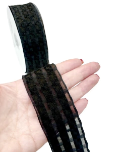 Fita organza trançada preta de 38mm, mostrando sua textura e acabamento.