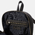 Interior de la mochila Siena negra, mostrando un bolsillo con cierre y un diseño elegante.