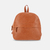 Mochila Siena en color suela, de diseño moderno y elegante, ideal para uso diario.