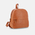 Mochila de cuero Siena en color suela, con diseño moderno y espacio amplio.