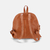 Mochila de cuero color suela con correas ajustables en la parte posterior.