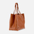 Tote bag color suela de diseño amplio y moderno.