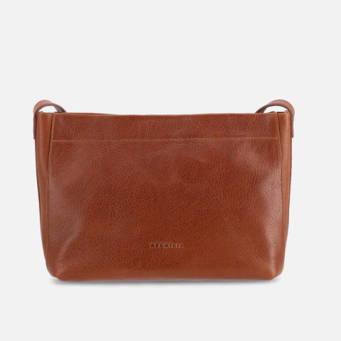 Bandolera Malta en color choco claro, de diseño moderno y elegante, ideal para uso diario.