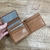 Billetera Madrid suela abierta con compartimentos para tarjetas y un diseño interior de cuadros verdes y azules.
