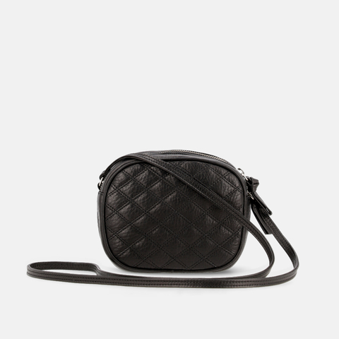 Bolso cruzado de cuero negro con un elegante diseño acolchado de patrones en forma de rombos. Tiene una forma oval con bordes redondeados y cuenta con una correa larga y ajustable. El cierre superior de cremallera es visible, destacando un estilo moderno 