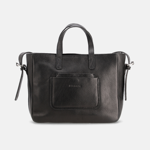 Cartera de mano Parma, confeccionada en cuero negro, con doble bolsillo en el frente y correa regulable para llevarla también como cartera cruzada. Su dimensión es grande y espaciosa.