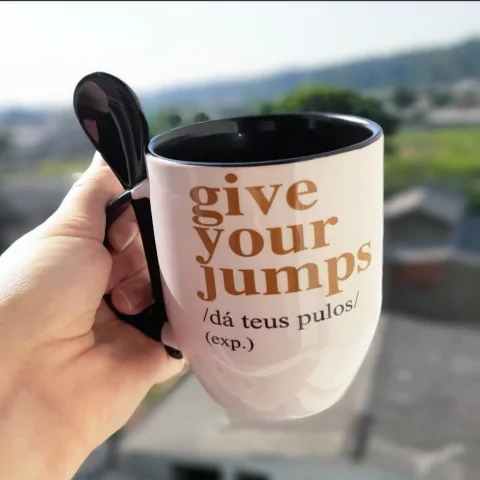 Caneca personalizada com interior, alça e colher colorida - Dá teus pulos (give your jumps)