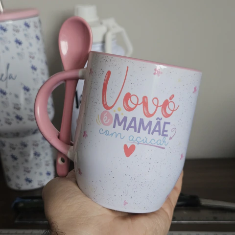 Caneca com Colher Vovó é Mamãe com Açúcar - Estampa Total Premium