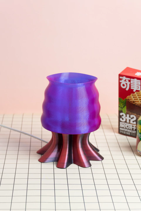 Lámpara Nori - violeta con pie rojo y azul - comprar online