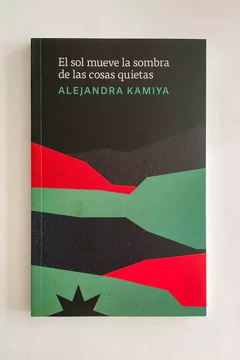El sol mueve la sombra de las cosas quietas | Alejandra Kamiya - comprar online
