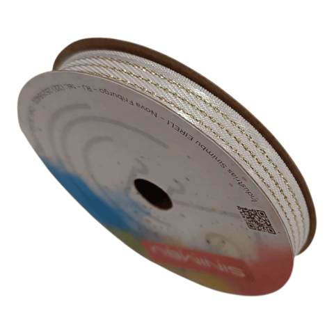 Rolo de fita decorativa branca Sinimbu com detalhes metalizados dourados, 10mm de largura por 10 metros de comprimento
