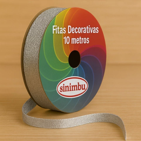 Rolo de fita decorativa metalizada prata Sinimbu com 10 metros de comprimento e 9 mm de largura, com embalagem colorida