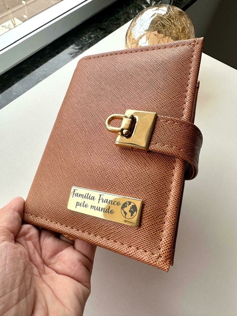 PORTA PASSAPORTE FAMÍLIA TRADICIONAL - Para até 6 passaportes - PLACA GRAVADA - comprar online