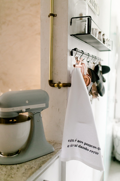 Pano de prato "Calma" pendurado em uma cozinha, ao lado de uma batedeira vintage. Pano de prato de algodão estampado humor divertido coleção Basics frases sinceras calma.