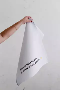 Pano de prato com frase divertida, segurado por uma mão, em fundo claro. Pano de prato de algodão estampado humor divertido coleção Basics frases sinceras filh da put