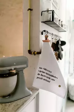 Pano de prato "Oportunidades" pendurado em uma cozinha, com uma mensagem divertida e engraçada.