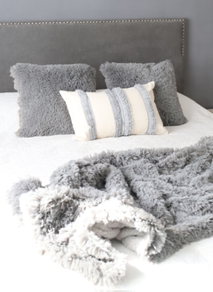 Almohadón Piel Ultra Soft Gris - Ekisetum Tienda Deco