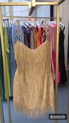 Vestido correntes douradas Caos na internet